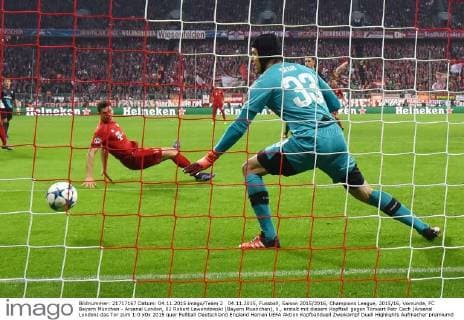 04.11.2015, Fussball, Saison 2015 2016, Champions League, 2015 16, Vorrunde, FC Bayern München - Arsenal London, 02 Robert Lewandowski (Bayern Muenchen), li., erzielt mit diesem Kopfball gegen Torwart Petr Cech (Arsenal London) das Tor zum 1:0