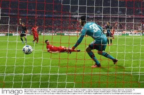 04.11.2015, Fussball, Saison 2015 2016, Champions League, 2015 16, Vorrunde, FC Bayern München - Arsenal London, Robert Lewandowski (Bayern Muenchen), li., erzielt mit diesem Kopfball gegen Torwart Petr Cech (Arsenal London) das Tor zum 1:0