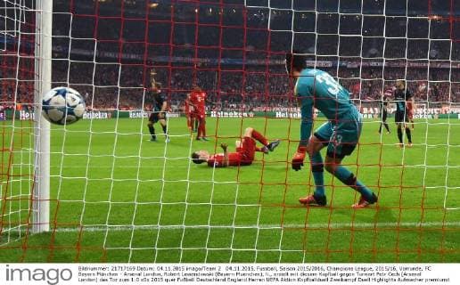 04.11.2015, Fussball, Saison 2015 2016, Champions League, 2015 16, Vorrunde, FC Bayern München - Arsenal London, Robert Lewandowski (Bayern Muenchen), li., erzielt mit diesem Kopfball gegen Torwart Petr Cech (Arsenal London) das Tor zum 1:0