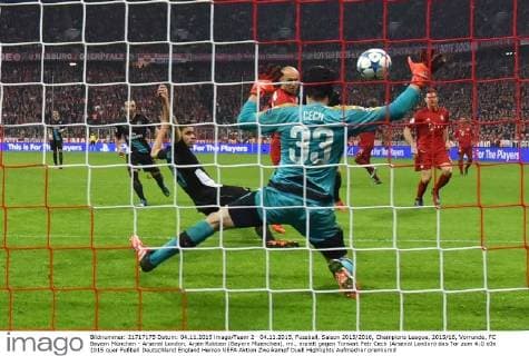 04.11.2015, Fussball, Saison 2015 2016, Champions League, 2015 16, Vorrunde, FC Bayern München - Arsenal London, Arjen Robben (Bayern Muenchen), mi., erzielt gegen Torwart Petr Cech (Arsenal London) das Tor zum 4:0