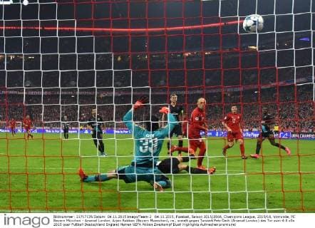 04.11.2015, Fussball, Saison 2015 2016, Champions League, 2015 16, Vorrunde, FC Bayern München - Arsenal London, Arjen Robben (Bayern Muenchen), re., erzielt gegen Torwart Petr Cech (Arsenal London) das Tor zum 4:0