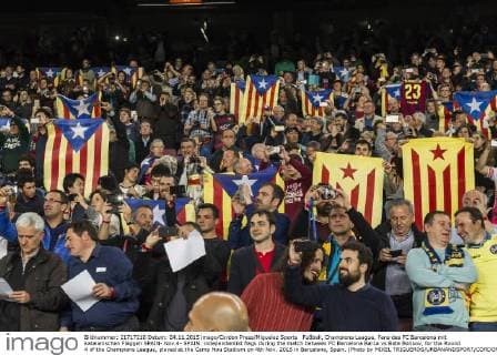 Fußball, Champions League, Fans des FC Barcelona mit katalanischen Flaggen SPAIN- Nov.4- SPAIN: independentist flags during the match between FC Barcelona Barca vs Bate Borisov, for the Round 4 of the Champions League, played at the Camp Nou Stadium on 4th Nov. 2015 in Barcelona, Spain. (Photo by MIKEL TRIGUEROS URBANANDSPORT CORDON PRESS) 