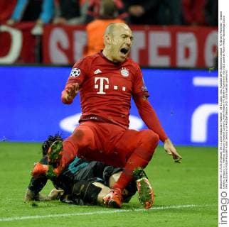 04.11.2015, xjhx, Fussball UEFA Champions League, FC Bayern München - Arsenal London, emspor, v.l. Mathieu Debuchy (Arsenal London), Arjen Robben (FC Bayern Muenchen)