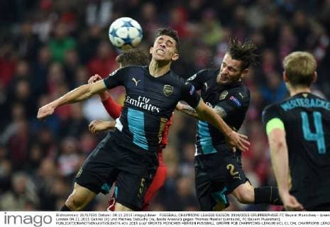 FUSSBALL CHAMPIONS LEAGUE SAISON 2014 2015 GRUPPENPHASE FC Bayern Muenchen - Arsenal London 04.11.2015 Gabriel (li) und Mathieu Debuchy (re, beide Arsenal) gegen Thomas Mueller (verdeckt, FC Bayern Muenchen) 