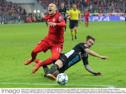 Arjen ROBBEN, FCB 10 Zweikampf , Aktion um den Ball gegen Mathieu DEBUCHY, Arsenal 2 FC BAYERN MUENCHEN - FC ARSENAL LONDON GRUPPENPHASE RUECKSPIEL, Fussball UEFA Champions League, Muenchen, 04.11.2015 CL Saison 2015 2016, FCB, Muenchen