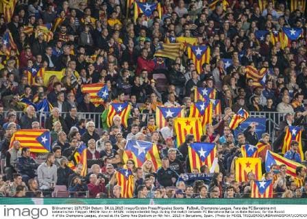 Fußball, Champions League, Fans des FC Barcelona mit katalanischen Flaggen SPAIN- Nov.4- SPAIN: independentist flags during the match between FC Barcelona Barca vs Bate Borisov, for the Round 4 of the Champions League, played at the Camp Nou Stadium on 4th Nov. 2015 in Barcelona, Spain. (Photo by MIKEL TRIGUEROS URBANANDSPORT CORDON PRESS) 
