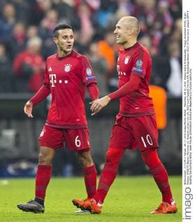 München, 04.11.2015, Allianz Arena Schlussjubel: Thiago Alcantara (FCB), Arjen Robben (FCB) FC Bayern München vs. Arsenal London mm