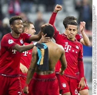 München, 04.11.2015, Allianz Arena Schlussjubel: Thiago Alcantara (FCB), David Alaba (FCB), Douglas Costa (FCB) FC Bayern München vs. Arsenal London mm