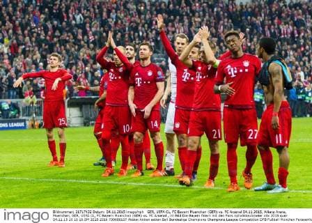 GER, UEFA CL, FC Bayern Muenchen (GER) vs. FC Arsenal 04.11.2015, Allianz Arena, Muenchen, GER, UEFA CL, FC Bayern Muenchen (GER) vs. FC Arsenal , im Bild Die Bayern feiern mit den Fans nphxStraubmeier