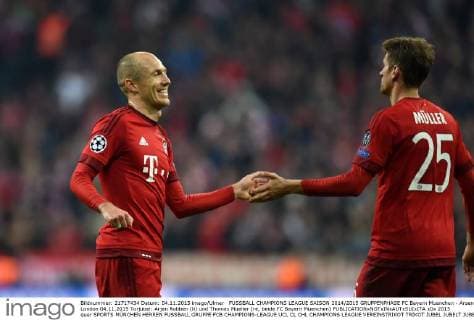 FUSSBALL CHAMPIONS LEAGUE SAISON 2014 2015 GRUPPENPHASE FC Bayern Muenchen - Arsenal London 04.11.2015 Torjubel: Arjen Robben (li) und Thomas Mueller (re, beide FC Bayern Muenchen) 