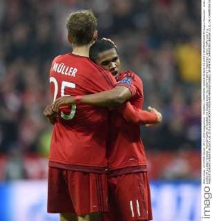 FUSSBALL CHAMPIONS LEAGUE SAISON 2014 2015 GRUPPENPHASE FC Bayern Muenchen - Arsenal London 04.11.2015 Torjubel: Thomas Mueller (li) bejubelt mit Douglas Costa (re, beide FC Bayern Muenchen) seinen Treffer zum 5:1 
