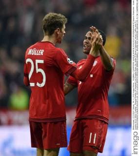 FUSSBALL CHAMPIONS LEAGUE SAISON 2014 2015 GRUPPENPHASE FC Bayern Muenchen - Arsenal London 04.11.2015 Torjubel: Thomas Mueller (li) bejubelt mit Douglas Costa (re, beide FC Bayern Muenchen) seinen Treffer zum 5:1 