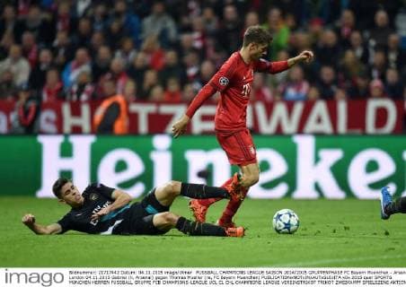 FUSSBALL CHAMPIONS LEAGUE SAISON 2014 2015 GRUPPENPHASE FC Bayern Muenchen - Arsenal London 04.11.2015 Gabriel (li, Arsenal) gegen Thomas Mueller (re, FC Bayern Muenchen) 