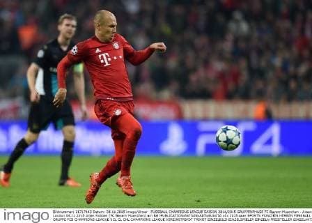 FUSSBALL CHAMPIONS LEAGUE SAISON 2014 2015 GRUPPENPHASE FC Bayern Muenchen - Arsenal London 04.11.2015 Arjen Robben (FC Bayern Muenchen) am Ball 
