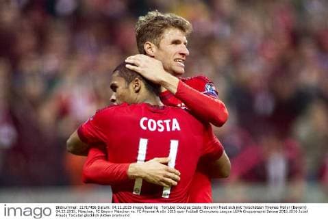 Torjubel Douglas Costa (Bayern) freut sich mit Torschützen Thomas Müller (Bayern) 04.11.2015, München, FC Bayern München vs. FC Arsenal Â