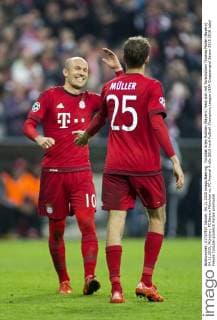 Torjubel Arjen Robben (Bayern) freut sich mit Torschützen Thomas Müller (Bayern) 04.11.2015, München, FC Bayern München vs. FC Arsenal Â