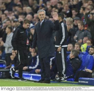 04.11.2015. Stamford Bridge, London, England. Champions League. Chelsea versus Dynamo Kiev. Jose Mourinho, the Chelsea manager once again acknowledges the home fans after they sing his name. xNigelxCookex  ActionPlus11679439