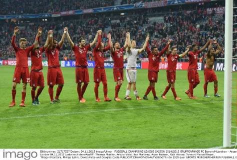 FUSSBALL CHAMPIONS LEAGUE SAISON 2014 2015 GRUPPENPHASE FC Bayern Muenchen - Arsenal London 04.11.2015 Loala nach dem Abpfiff: Thomas Mueller, Arturo Vidal, Javi Martinez, Arjen Robben, Xabi Alonso, Torwart Manuel Neuer, Thiago Alcantara, Philipp Lahm, David Alaba und Douglas Costa 