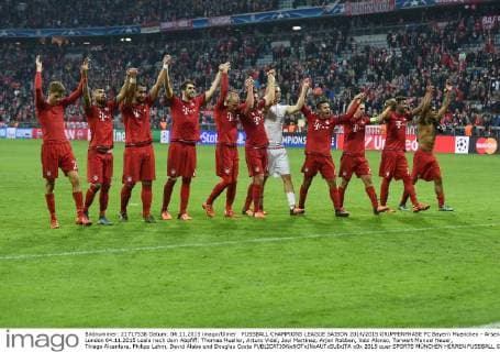 FUSSBALL CHAMPIONS LEAGUE SAISON 2014 2015 GRUPPENPHASE FC Bayern Muenchen - Arsenal London 04.11.2015 Loala nach dem Abpfiff: Thomas Mueller, Arturo Vidal, Javi Martinez, Arjen Robben, Xabi Alonso, Torwart Manuel Neuer, Thiago Alcantara, Philipp Lahm, David Alaba und Douglas Costa 