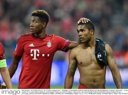 FUSSBALL CHAMPIONS LEAGUE SAISON 2014 2015 GRUPPENPHASE FC Bayern Muenchen - Arsenal London 04.11.2015 David Alaba (li) und Douglas Costa (re, beide FC Bayern Muenchen) nach dem Abpfiff 