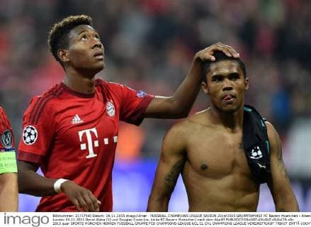 FUSSBALL CHAMPIONS LEAGUE SAISON 2014 2015 GRUPPENPHASE FC Bayern Muenchen - Arsenal London 04.11.2015 David Alaba (li) und Douglas Costa (re, beide FC Bayern Muenchen) nach dem Abpfiff 