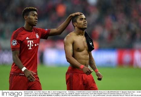 FUSSBALL CHAMPIONS LEAGUE SAISON 2014 2015 GRUPPENPHASE FC Bayern Muenchen - Arsenal London 04.11.2015 David Alaba (li) und Douglas Costa (re, beide FC Bayern Muenchen) nach dem Abpfiff 