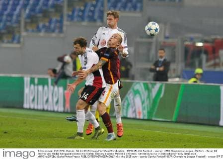 IPP20151104 Football - soccer: UEFA Champions League, AS Rom - Bayer 04 leverkusen, Radja Nainggolan stretto tra Stefan Klessing e Admir Mehmedi (Hinweis: Verwendung nur in Deutschland - only Germany) xHOCHxZWEIx xItalyxPhotoxPressx