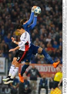 IPP20151104 Football - soccer: UEFA Champions League, AS Rom - Bayer 04 leverkusen, Wojciech Szczesny in uscita su Javier Hernandez (Hinweis: Verwendung nur in Deutschland - only Germany) xHOCHxZWEIx xItalyxPhotoxPressx 