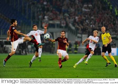 IPP20151104 Football - soccer: UEFA Champions League, AS Rom - Bayer 04 leverkusen, Kostas Manolas in anticipo su Admir Mehmedi (Hinweis: Verwendung nur in Deutschland - only Germany) xHOCHxZWEIx xItalyxPhotoxPressx 