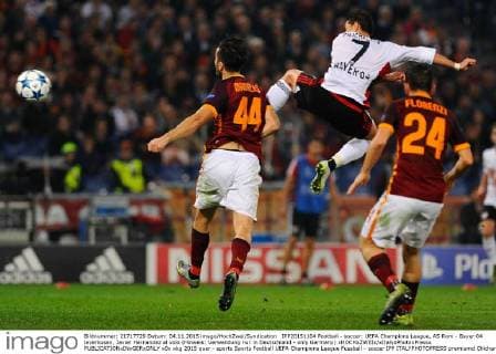 IPP20151104 Football - soccer: UEFA Champions League, AS Rom - Bayer 04 leverkusen, Javier Hernandez al volo (Hinweis: Verwendung nur in Deutschland - only Germany) xHOCHxZWEIx xItalyxPhotoxPressx 
