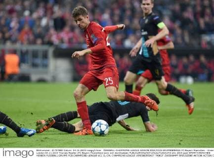 FUSSBALL CHAMPIONS LEAGUE SAISON 2014 2015 GRUPPENPHASE FC Bayern Muenchen - Arsenal London 04.11.2015 Thomas Mueller (FC Bayern Muenchen) kann sich durchsetzen 