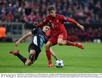 FUSSBALL CHAMPIONS LEAGUE SAISON 2014 2015 GRUPPENPHASE FC Bayern Muenchen - Arsenal London 04.11.2015 Thomas Mueller (re, FC Bayern Muenchen) gegen Gabriel (li, Arsenal) 