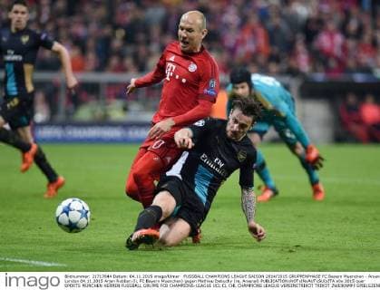 FUSSBALL CHAMPIONS LEAGUE SAISON 2014 2015 GRUPPENPHASE FC Bayern Muenchen - Arsenal London 04.11.2015 Arjen Robben (li, FC Bayern Muenchen) gegen Mathieu Debuchy (re, Arsenal) 