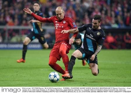FUSSBALL CHAMPIONS LEAGUE SAISON 2014 2015 GRUPPENPHASE FC Bayern Muenchen - Arsenal London 04.11.2015 Arjen Robben (li, FC Bayern Muenchen) gegen Mathieu Debuchy (re, Arsenal) 
