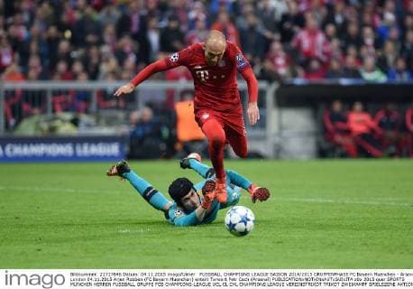 FUSSBALL CHAMPIONS LEAGUE SAISON 2014 2015 GRUPPENPHASE FC Bayern Muenchen - Arsenal London 04.11.2015 Arjen Robben (FC Bayern Muenchen) enteilt Torwart Petr Cech (Arsenal) 