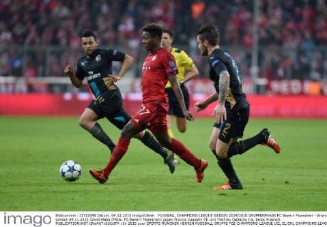 FUSSBALL CHAMPIONS LEAGUE SAISON 2014 2015 GRUPPENPHASE FC Bayern Muenchen - Arsenal London 04.11.2015 David Alaba (Mitte, FC Bayern Muenchen) gegen Francis Coquelin (li) und Mathieu Debuchy (re, beide Arsenal) 