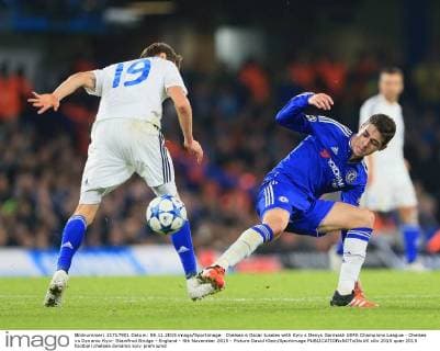 Chelsea s Oscar tussles with Kyiv s Denys Garmash UEFA Champions League - Chelsea vs Dynamo Kyiv- Stamfrod Bridge - England - 4th November 2015 - Picture David Klein Sportimage EDITORIAL USE ONLY. No use with unauthorised audio, video, data, fixture lists, club league logos or live services. Online in-match use limited to 120 images, no video emulation. No use in betting, games or single club league player publications.