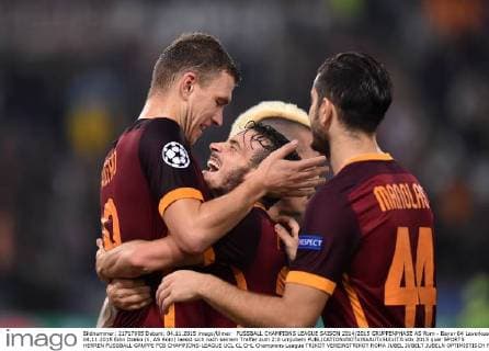 FUSSBALL CHAMPIONS LEAGUE SAISON 2014 2015 GRUPPENPHASE AS Rom - Bayer 04 Leverkusen 04.11.2015 Edin Dzeko (li, AS Rom) laesst sich nach seinem Treffer zum 2:0 umjubeln 