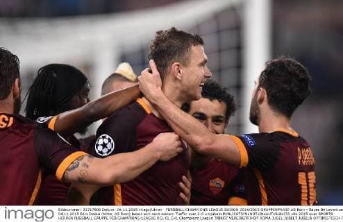 FUSSBALL CHAMPIONS LEAGUE SAISON 2014 2015 GRUPPENPHASE AS Rom - Bayer 04 Leverkusen 04.11.2015 Edin Dzeko (Mitte, AS Rom) laesst sich nach seinem Treffer zum 2:0 umjubeln 
