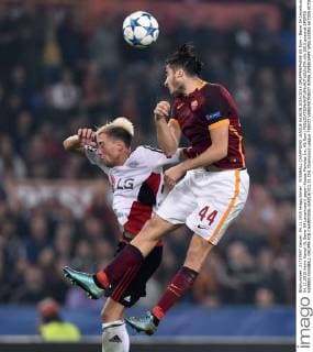 FUSSBALL CHAMPIONS LEAGUE SAISON 2014 2015 GRUPPENPHASE AS Rom - Bayer 04 Leverkusen 04.11.2015 Kevin Kampl (li, Bayer 04 Leverkusen) gegen Kostas Manolas (re, AS Rom) 