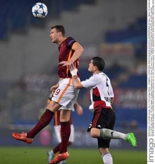 FUSSBALL CHAMPIONS LEAGUE SAISON 2014 2015 GRUPPENPHASE AS Rom - Bayer 04 Leverkusen 04.11.2015 Edin Dzeko (li, AS Rom) gegen Kyriakos Papadopoulos (re, Bayer 04 Leverkusen) 