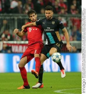 04.11.2015, Fussball, CL, Champions League, FC Bayern vs Arsenal FC 04.11.2015, Fussball Champions League 2015 2016, FC Bayern vs Arsenal FC, Allianz Arena Muenchen, im Bild: Javi Martinez (FCB) vs Olivier Giroud (Arsenal FC)