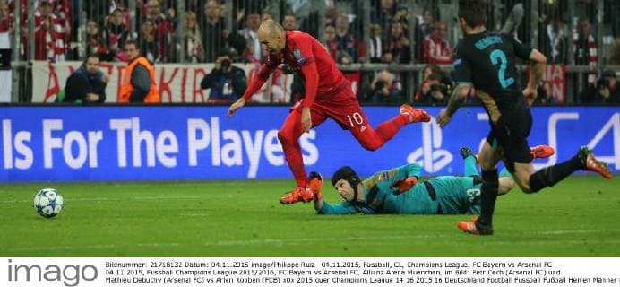 04.11.2015, Fussball, CL, Champions League, FC Bayern vs Arsenal FC 04.11.2015, Fussball Champions League 2015 2016, FC Bayern vs Arsenal FC, Allianz Arena Muenchen, im Bild: Petr Cech (Arsenal FC) und Mathieu Debuchy (Arsenal FC) vs Arjen Robben (FCB)