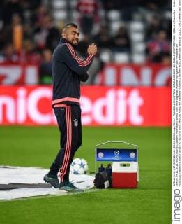 FUSSBALL CHAMPIONS LEAGUE SAISON 2014 2015 GRUPPENPHASE FC Bayern Muenchen - Arsenal London 04.11.2015 Arturo Vidal (FC Bayern Muenchen) schaut sich vergnuegt das Aufwaermprogramm der Mitspieler an 
