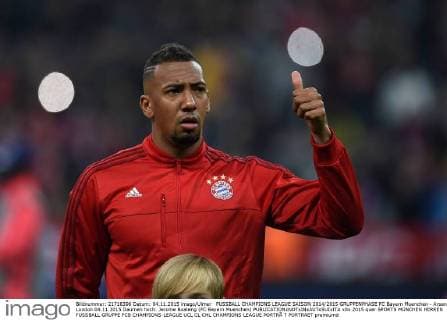 FUSSBALL CHAMPIONS LEAGUE SAISON 2014 2015 GRUPPENPHASE FC Bayern Muenchen - Arsenal London 04.11.2015 Daumen hoch: Jerome Boateng (FC Bayern Muenchen) 
