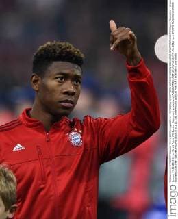 FUSSBALL CHAMPIONS LEAGUE SAISON 2014 2015 GRUPPENPHASE FC Bayern Muenchen - Arsenal London 04.11.2015 Ey jo: David Alaba (FC Bayern Muenchen) gruesst cool 