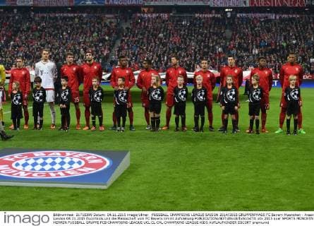 FUSSBALL CHAMPIONS LEAGUE SAISON 2014 2015 GRUPPENPHASE FC Bayern Muenchen - Arsenal London 04.11.2015 Escortkids und die Mannschaft vom FC Bayern nimmt Aufstellung 