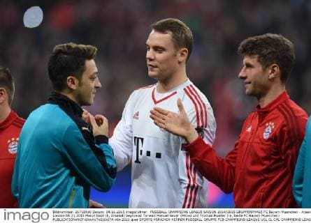 FUSSBALL CHAMPIONS LEAGUE SAISON 2014 2015 GRUPPENPHASE FC Bayern Muenchen - Arsenal London 04.11.2015 Mesut Oezil (li, Arsenal) begruesst Torwart Manuel Neuer (Mitte) und Thomas Mueller (re, beide FC Bayern Muenchen) 