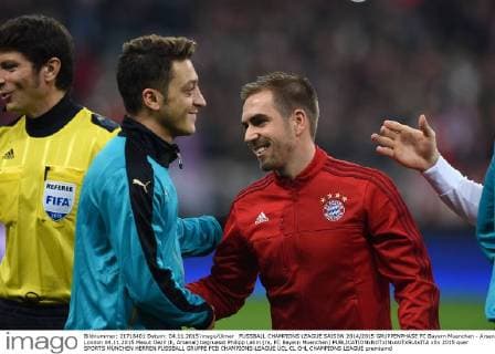 FUSSBALL CHAMPIONS LEAGUE SAISON 2014 2015 GRUPPENPHASE FC Bayern Muenchen - Arsenal London 04.11.2015 Mesut Oezil (li, Arsenal) begruesst Philipp Lahm (re, FC Bayern Muenchen) 