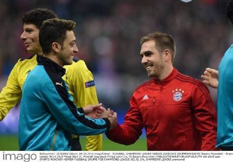 FUSSBALL CHAMPIONS LEAGUE SAISON 2014 2015 GRUPPENPHASE FC Bayern Muenchen - Arsenal London 04.11.2015 Mesut Oezil (li, Arsenal) begruesst Philipp Lahm (re, FC Bayern Muenchen) 